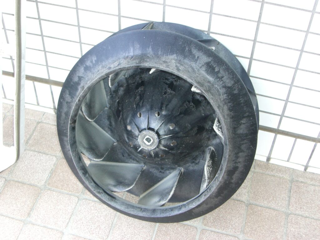 取外された送風ファン