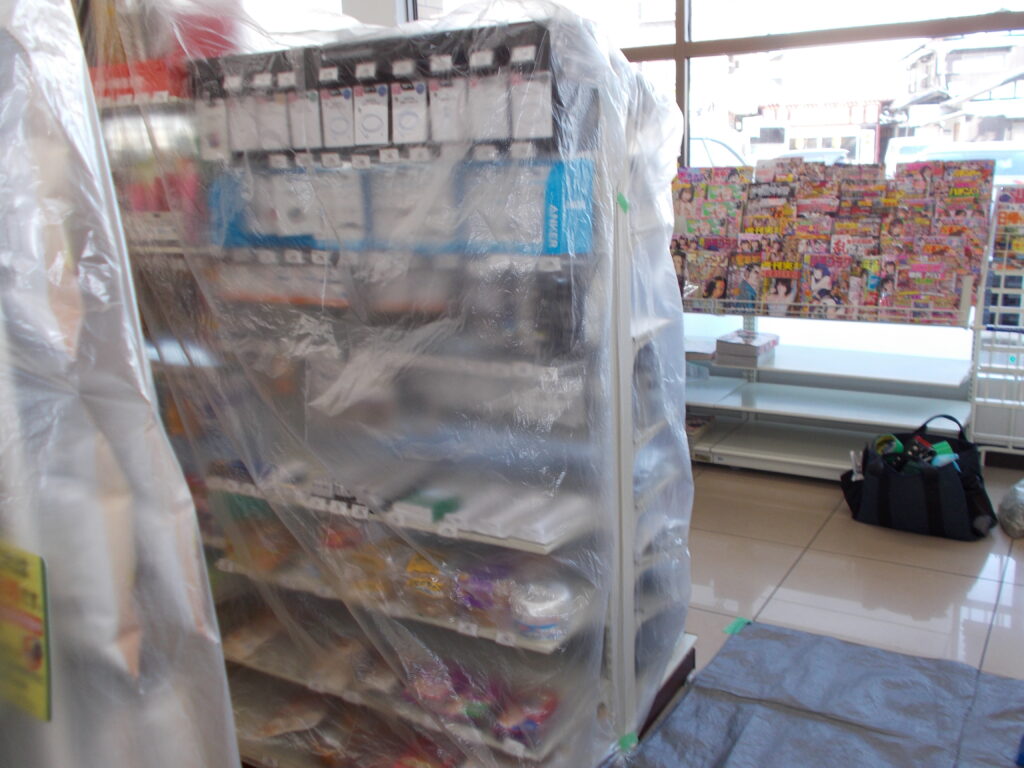 エアコンからの水漏れに対応するため、商品棚に透明シートで養生した。