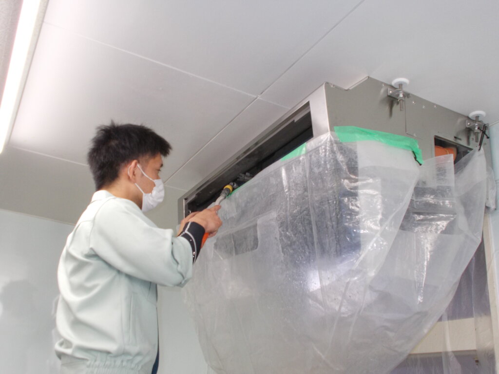 厨房用エアコンを除菌洗浄剤で、エアコン内のカビ・雑菌を高圧洗浄にて清掃中