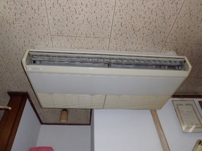 居酒屋店舗に使用されていた、汚れた天吊り型エアコン