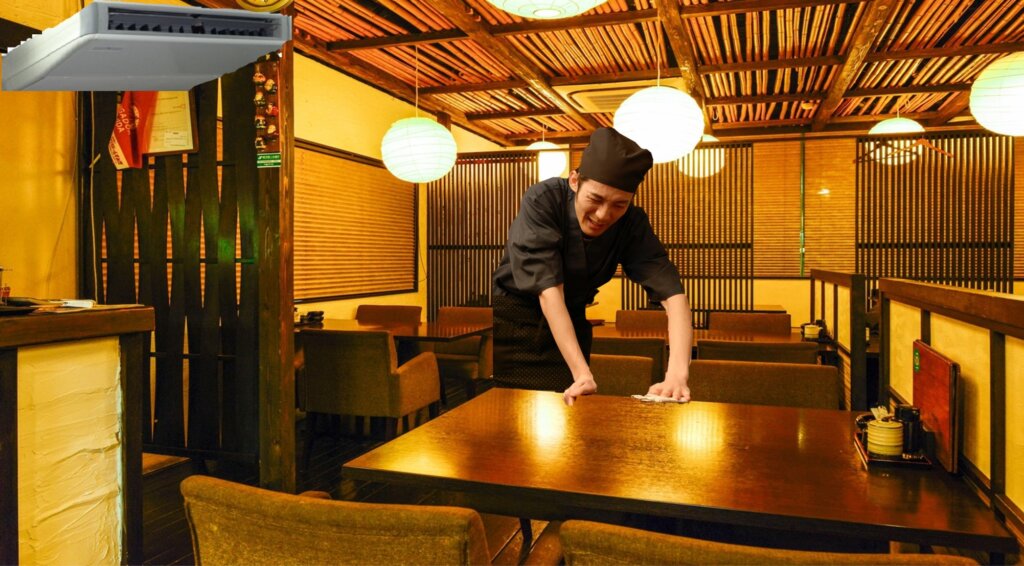 閉店後にテーブルの掃除をしている店長。そこでテーブル上に真っ黒い小さな粉の汚れを発見してびっくりしている