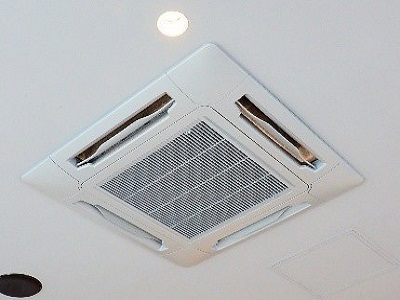 点検を行う業務用エアコン「三菱電機製天井カセット型エアコン」の全景　