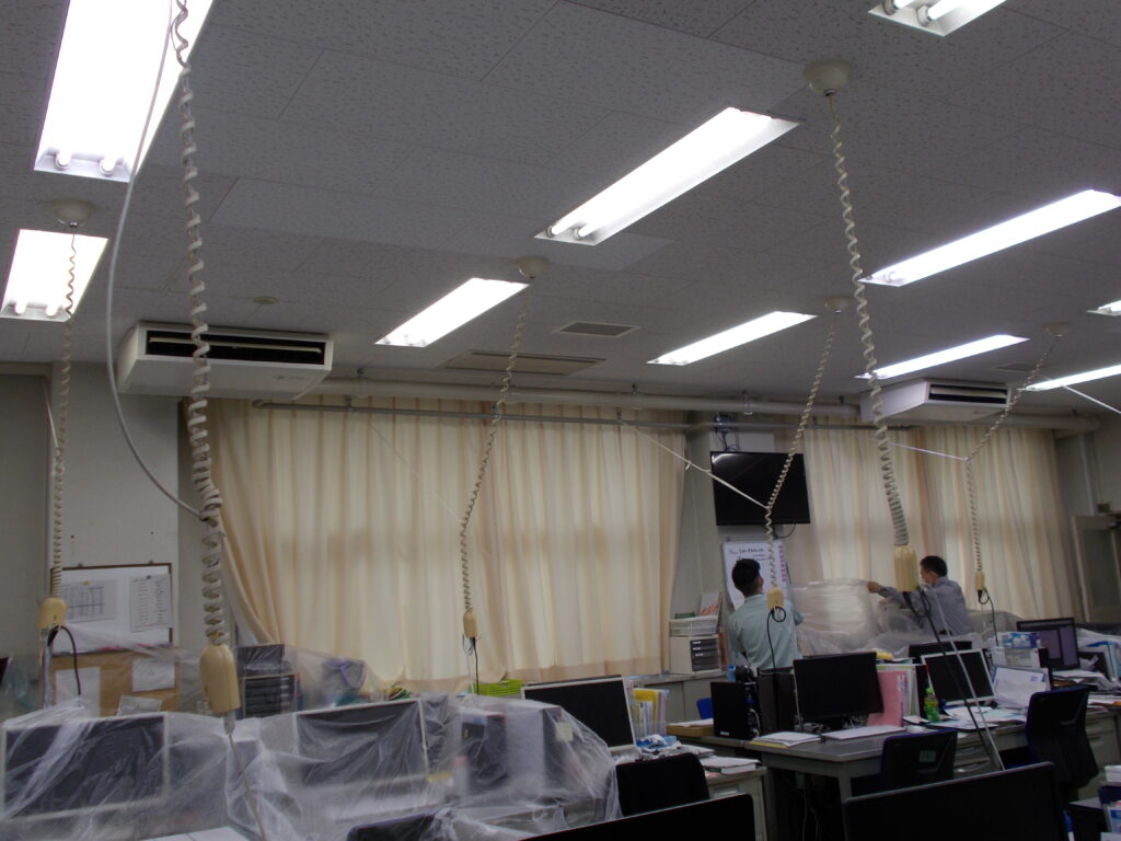 業務用エアコンクリーニングする教室内を養生しています