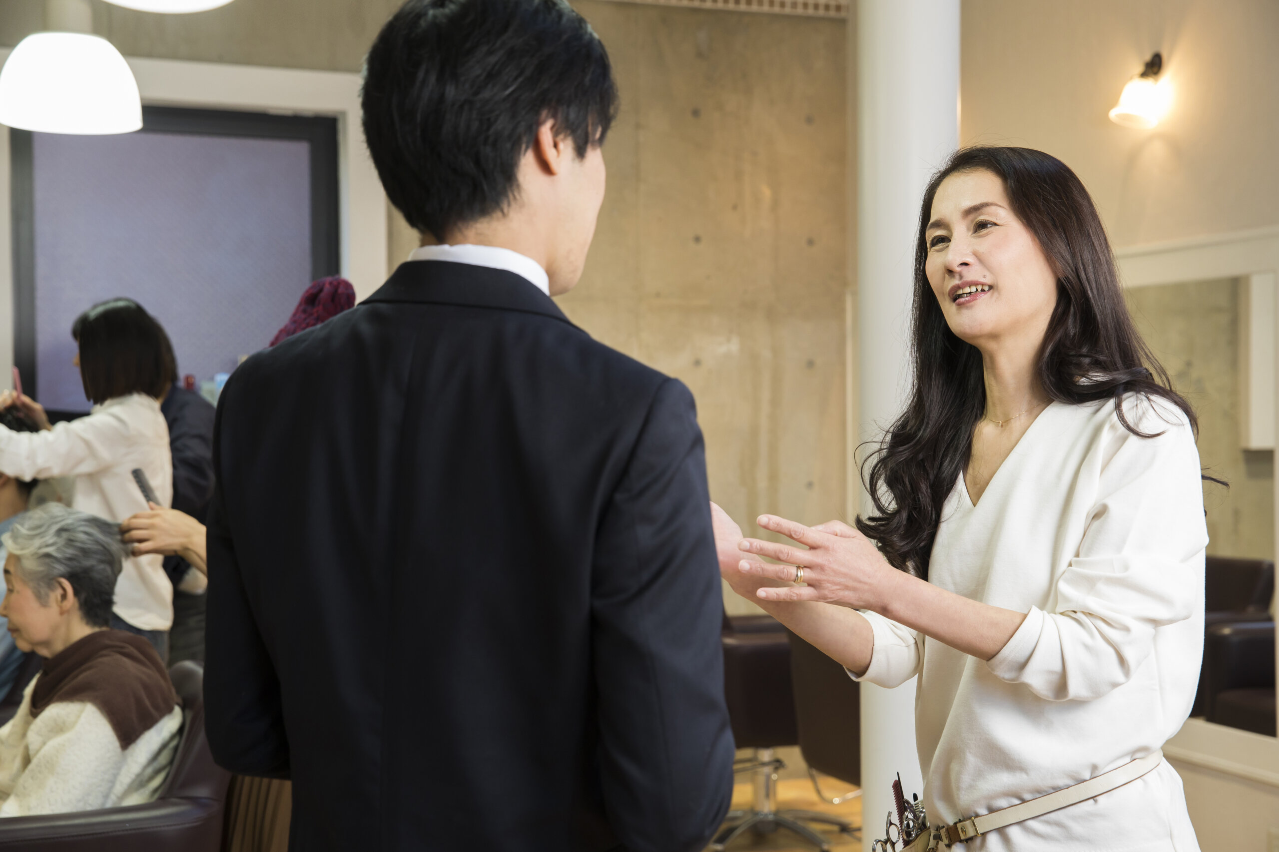 店舗オーナーと業務用エアコンの相談をしている様子