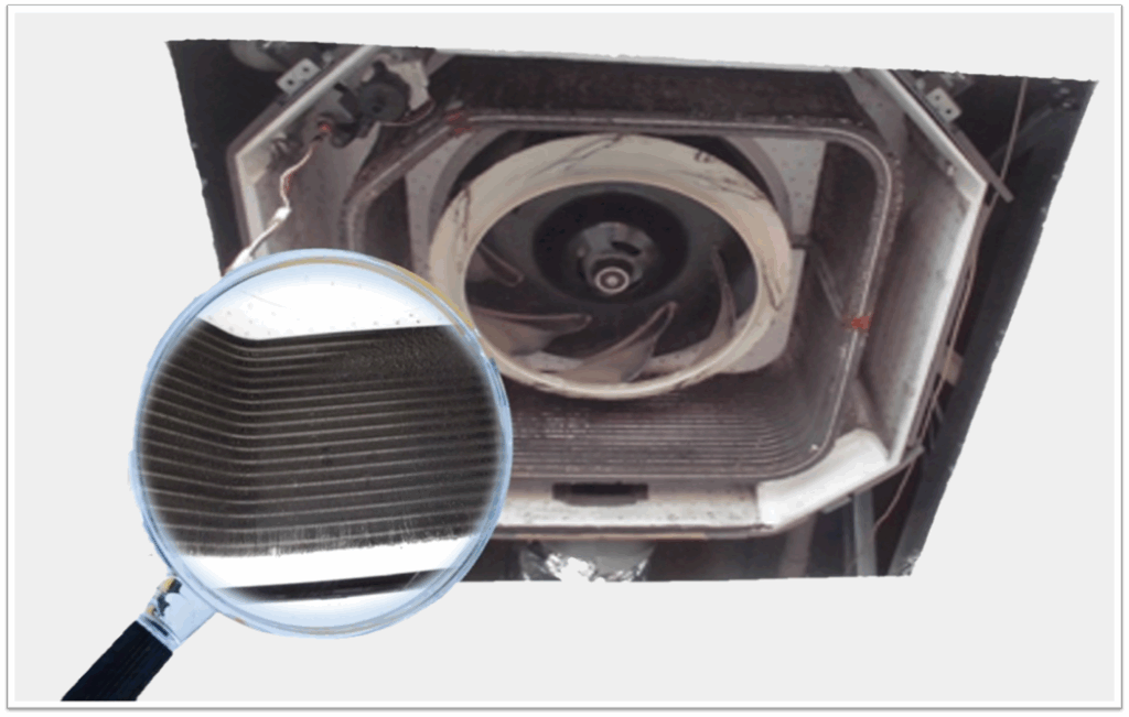 業務用エアコン内部の熱交換器に汚れが付着し、風量低下の原因となっている状態