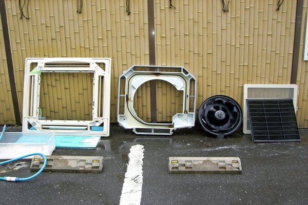 完全分解洗浄後の業務用エアコン部品。化粧パネル・ドレンパン・送風ファン・フィルターを洗浄した状態