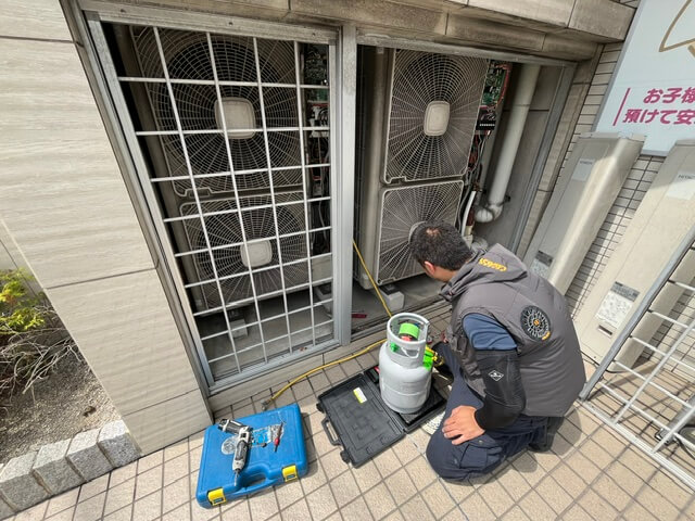 福岡市で業務用エアコン室外機の冷媒ガスと運転状態を点検する作業員